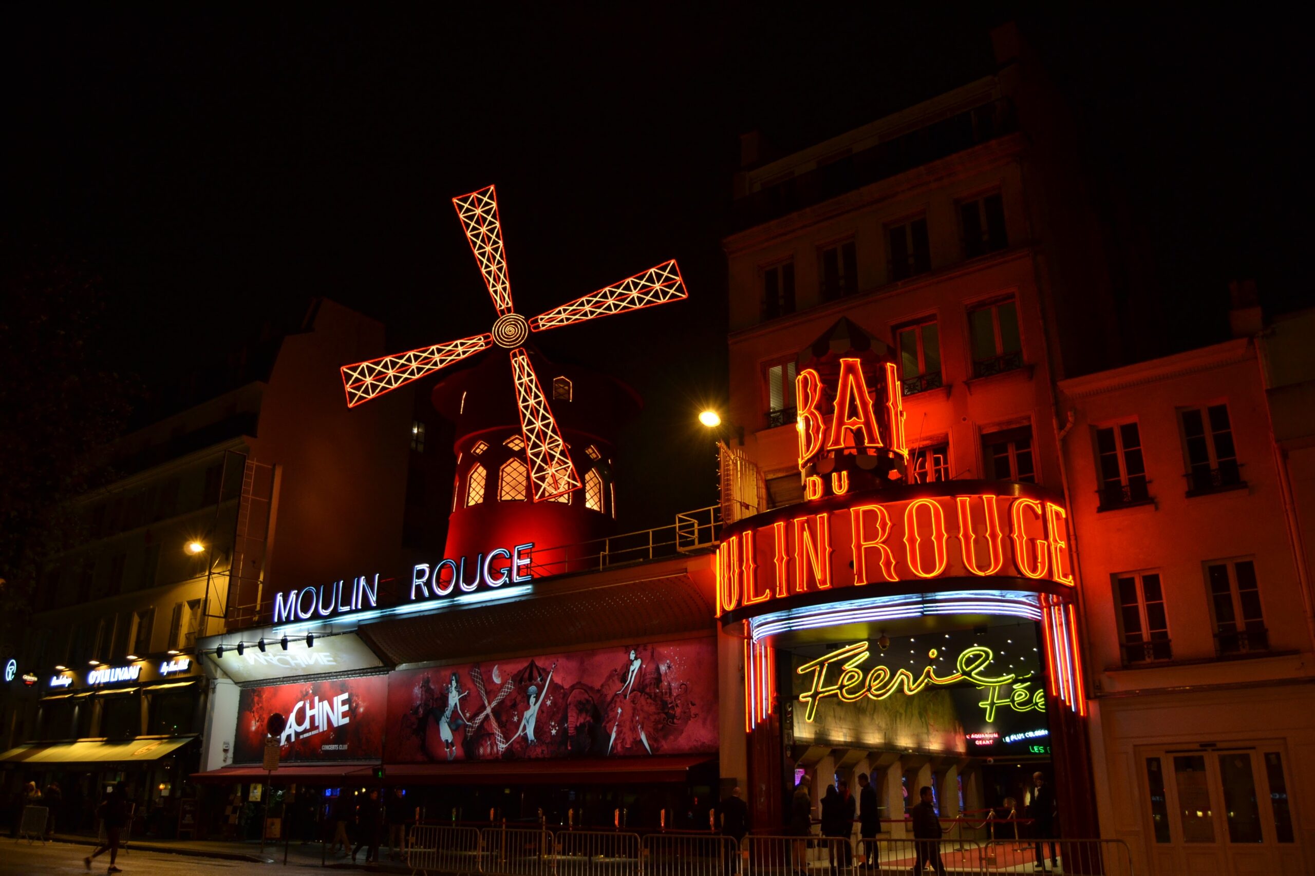 Moulin Rouge Paris fachada